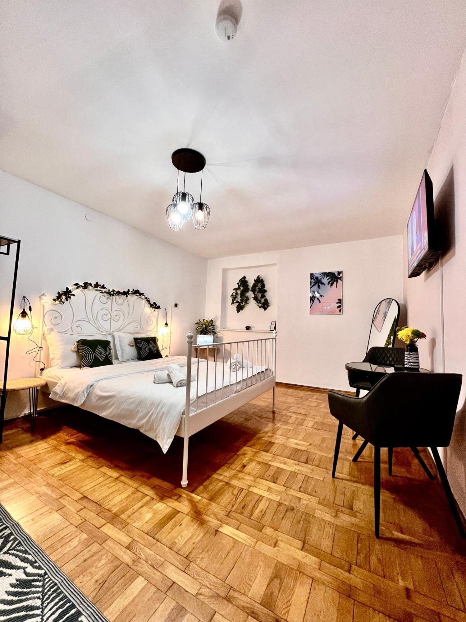 Old Town City Center Apartments Braşov Exteriör bild